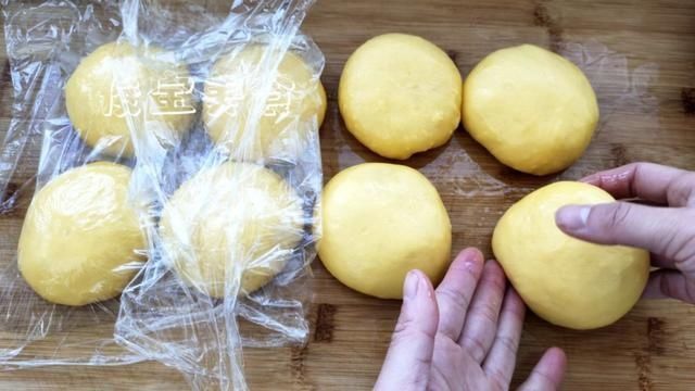  「香甜」一款不用烤箱也不用揉膜的老式豆沙面包，香甜松软，简单易学
