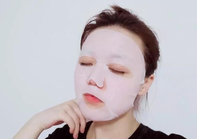 『收好』敷完“片状面膜”后,脸部黏黏的,要不要洗脸?答案请收好!