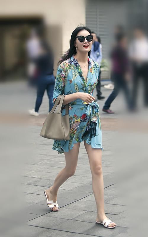 街拍，你还在烦恼穿着不够高端大气吗?不妨看一下她们的着装