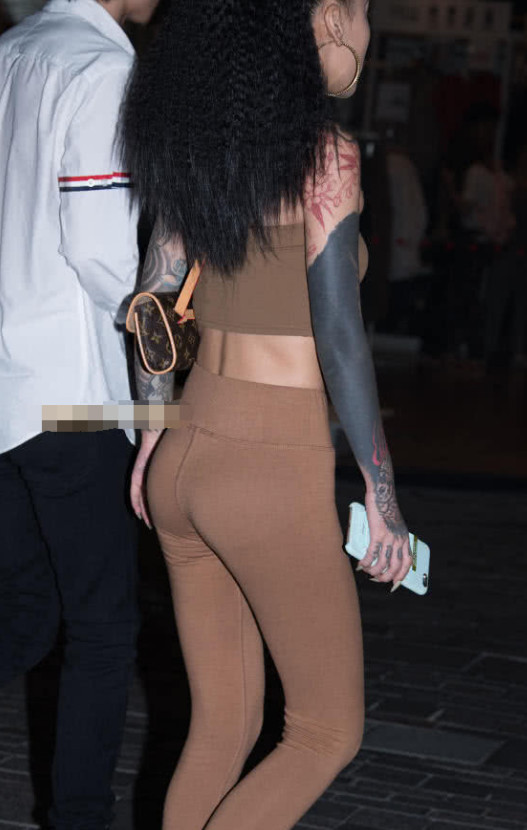 你们最爱的一字抹胸装裹出丰腴上围，霸气纹身给人超强的视觉冲击