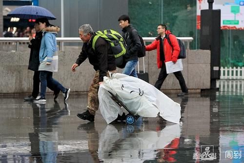  【春运】直击春运：冬雨绵绵挡不住回乡客的脚步