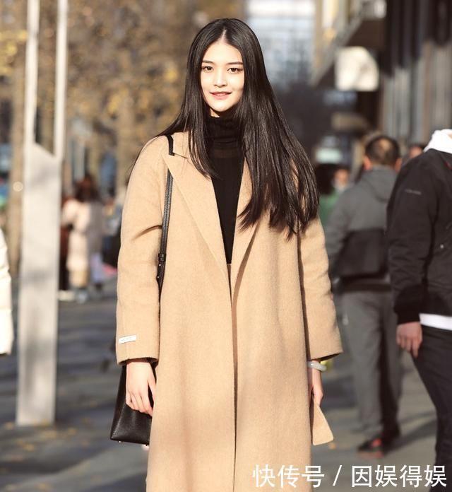 感染力■街拍小姐姐穿着黑色网纱的仙女裙,太有感染力了