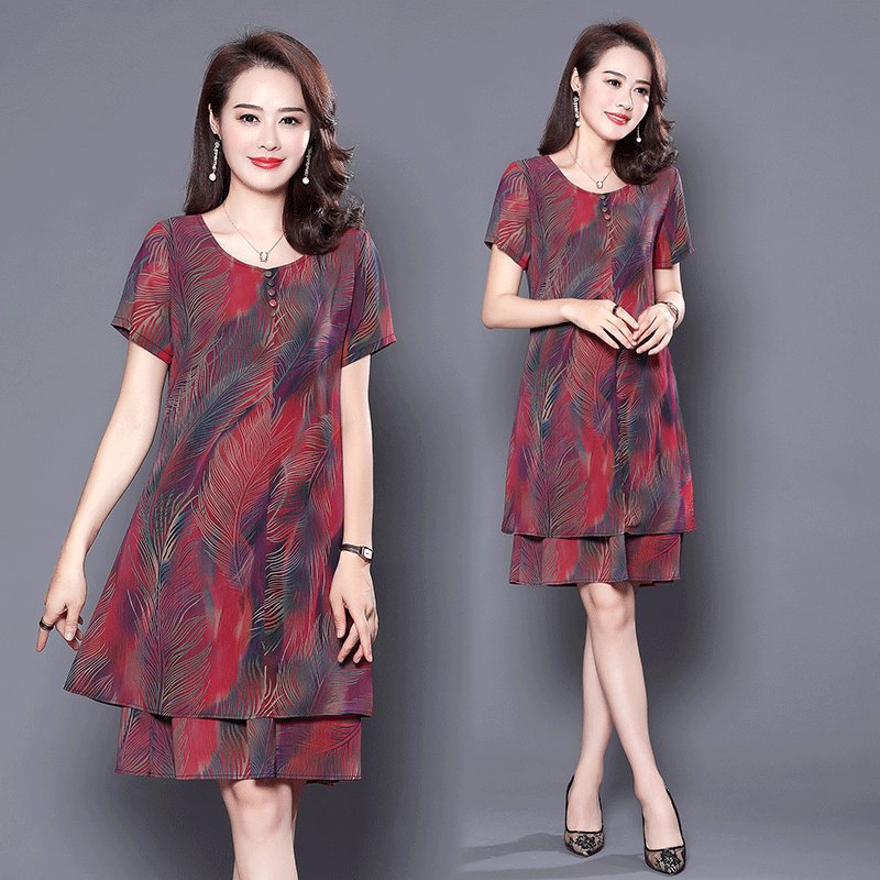 女人一旦过53，不缺钱的，中高级裙+小高跟，美得让人措手不及