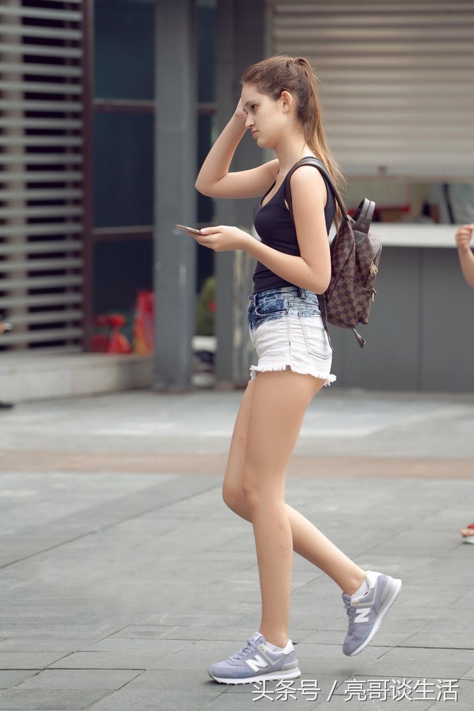 夏天一到，美女们个个靓丽，最后一张腿好白