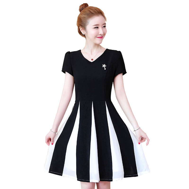 女人30岁多穿“吊带裙”，显瘦显美，优雅大气很是迷人