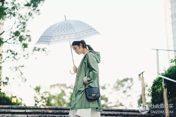 打上时髦小伞，穿上有范儿的雨鞋，雨季也能Pick好心情!