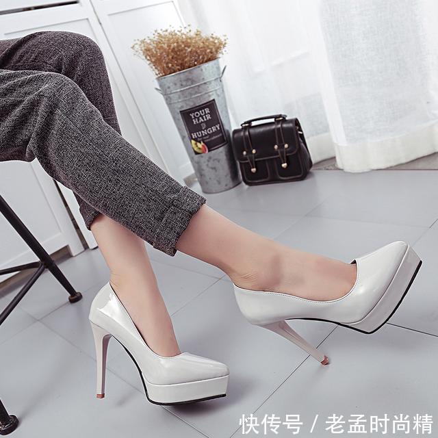  显得■想要显得双腿细又长 一双尖头高跟鞋才是重点