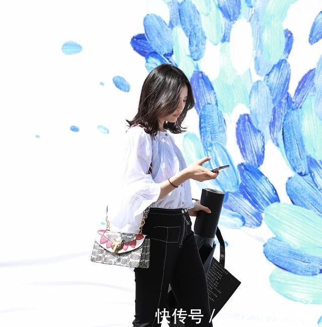 街拍, 美女穿紧身牛仔裤, 身姿优美, 长相耐看