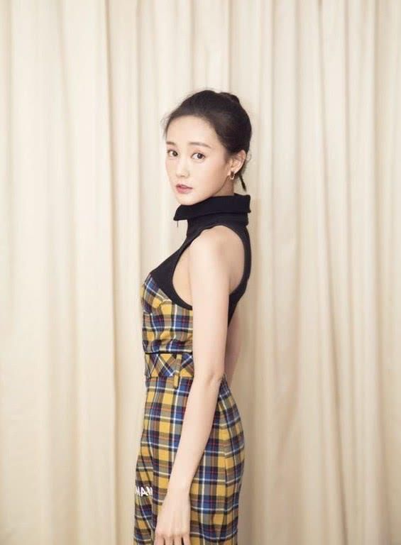 李一桐太会玩了，故意把裙子剪成一个“半圆”，看着没啥区别！