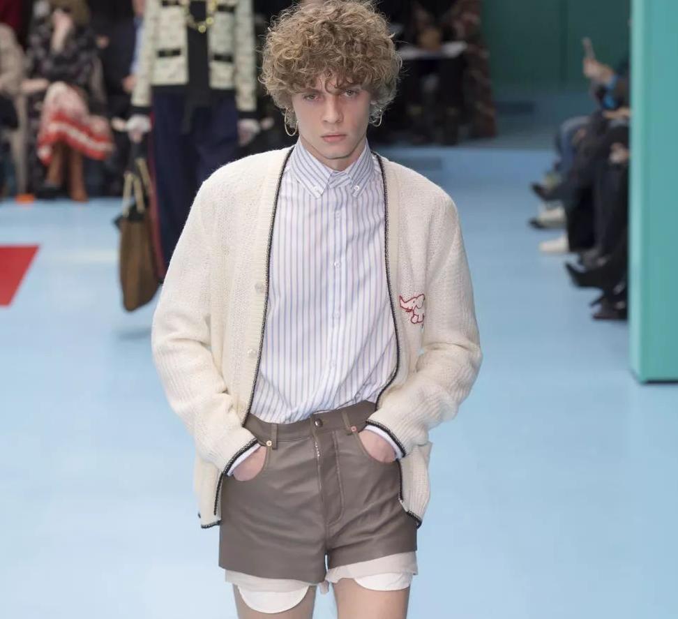 窦靖童周迅忘年交同框,同款搪瓷杯要不要来一只?