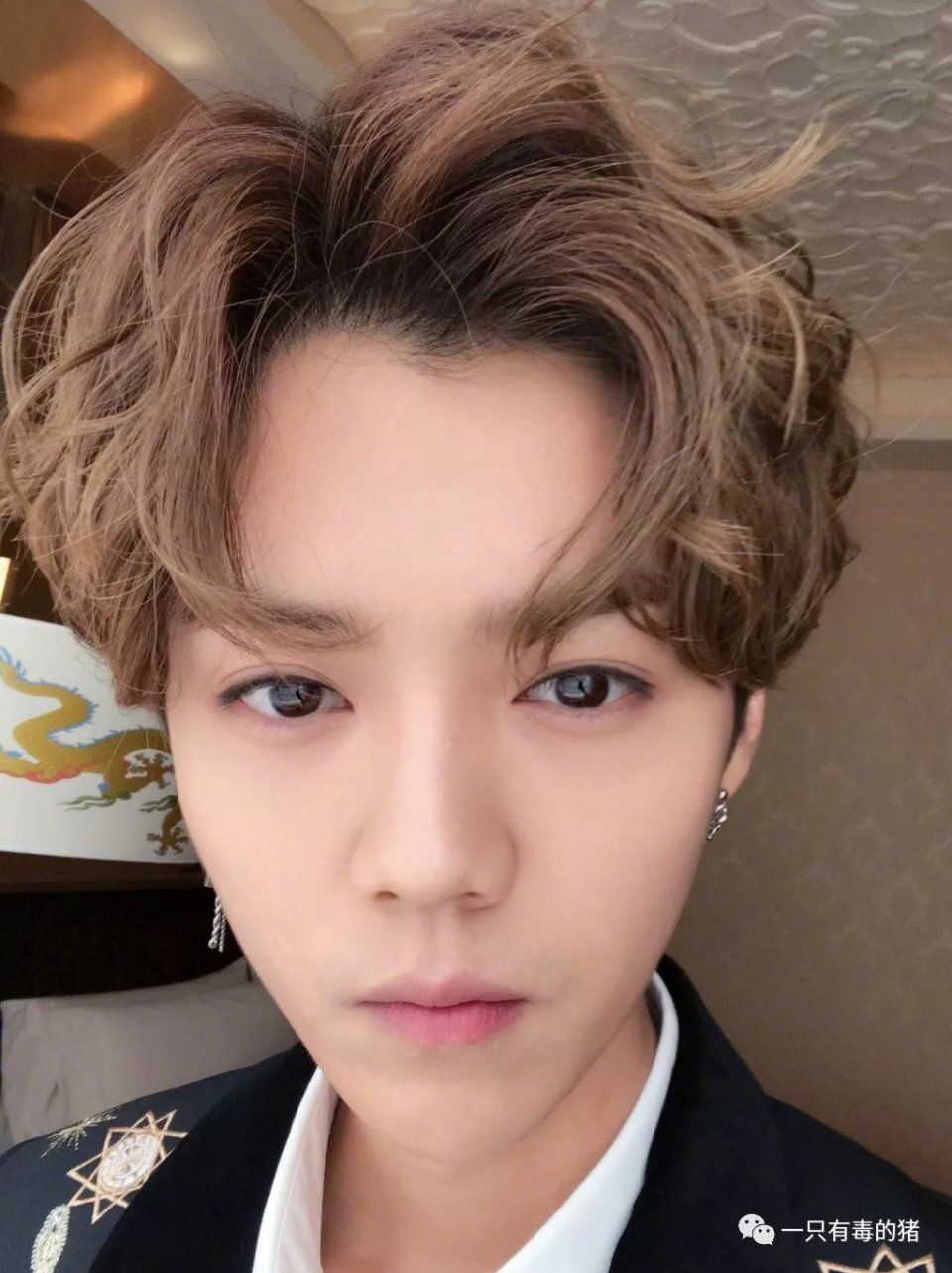 卸了妆的王一博和鹿晗，一点都不娘