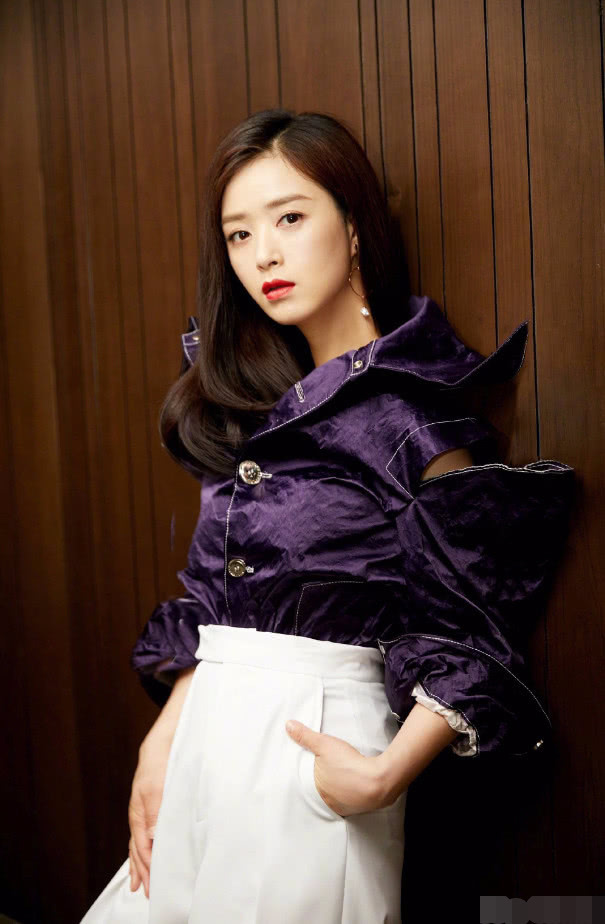 蒋欣瘦下来竟这么好看，穿白色长裤成最美“妖精”，减肥堪比整容