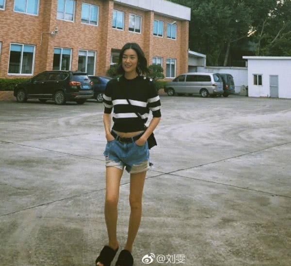 刘雯当真瘦！穿又短又破短裤坐下也不惧走光，网友：104斤我信了