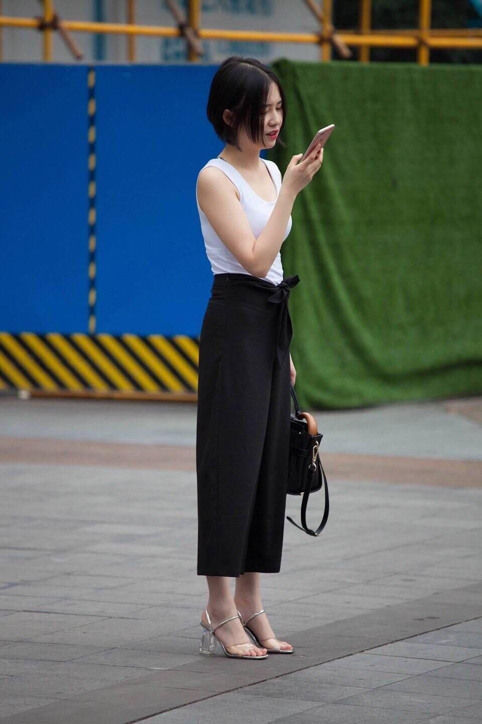 蝴蝶街拍:广州街拍透视装热裤美女，很温润甜美