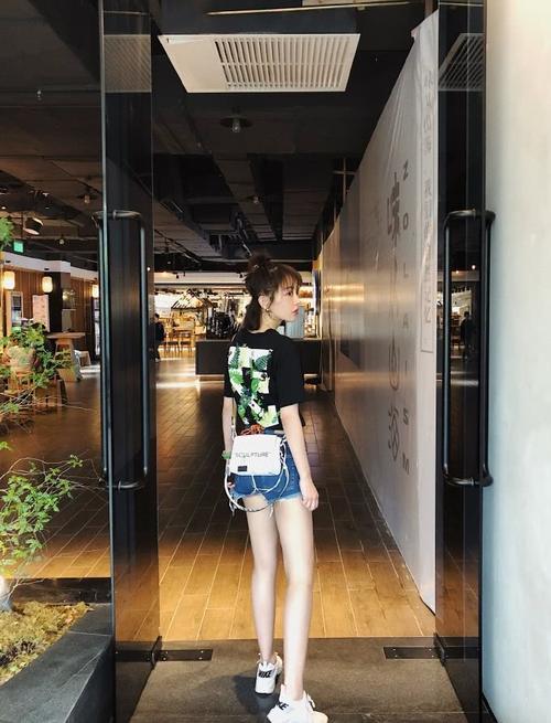 孙耀琦为显腿长牛仔热裤短到大腿根，转身更是惊艳，臀部充满诱惑