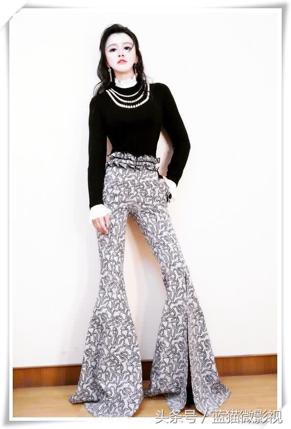 冉莹颖真会玩，穿T恤故意把胸前剪个口，不但不丑竟意外好看！