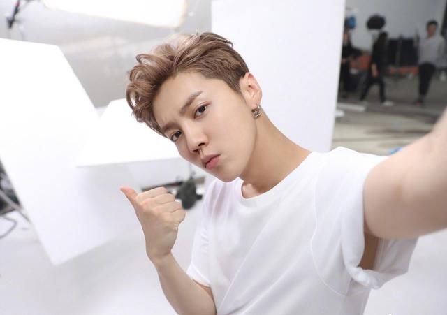 共青团隐晦批评蔡徐坤假流量，粉丝调侃多管闲事，还想拉鹿晗下水