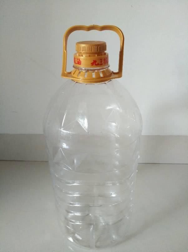  #油桶里面#用完的油桶想养花种菜，几个要点要注意，否则种啥死啥！
