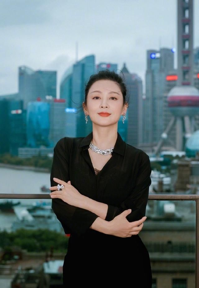  『陈红才』陈红才是最美人家富贵花，珍珠链配条纹黑裙，天然的头额骨美翻了