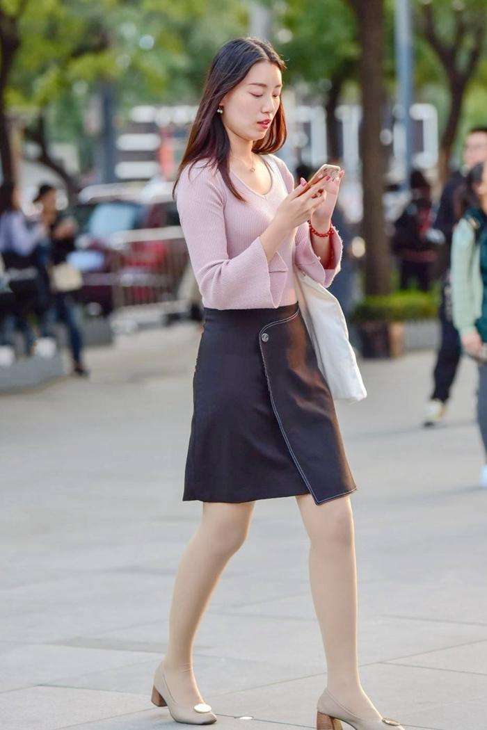 节拍：女生笑得真甜美漂亮, 薄款穿得这么贴身也是一种时尚美