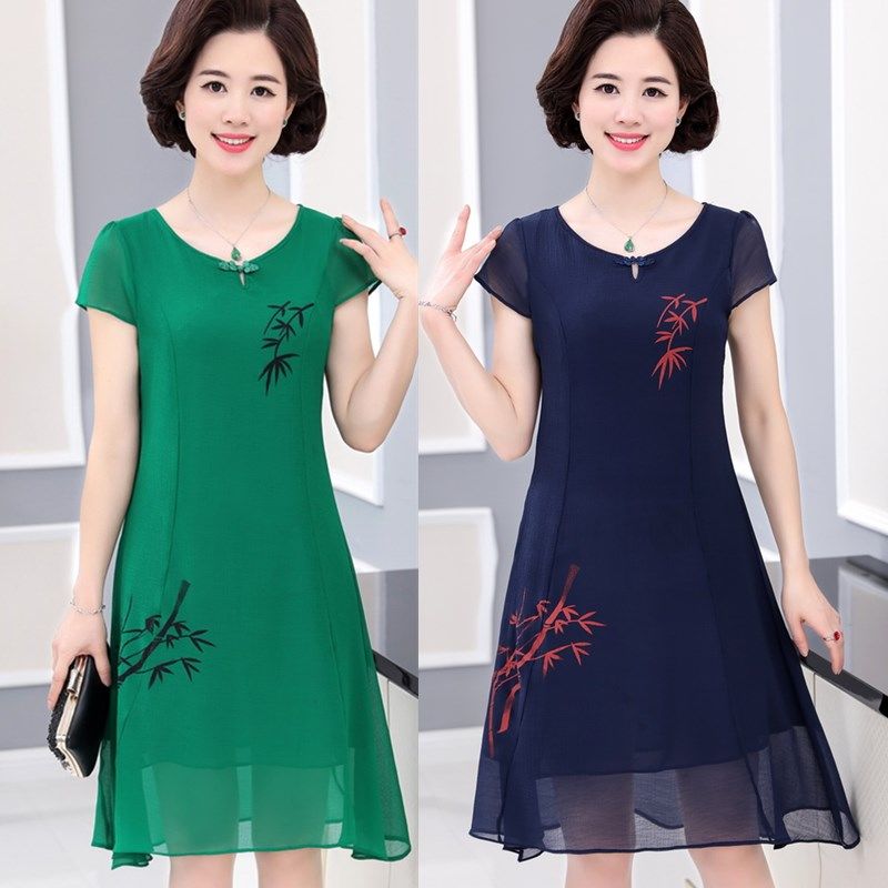 50岁的妈妈，裤子都扔了!就穿这雪纺连衣裙，洋气超显气质