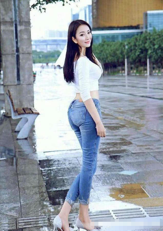 魅力十足的紧身牛仔裤,给人一种非常气质的感觉!