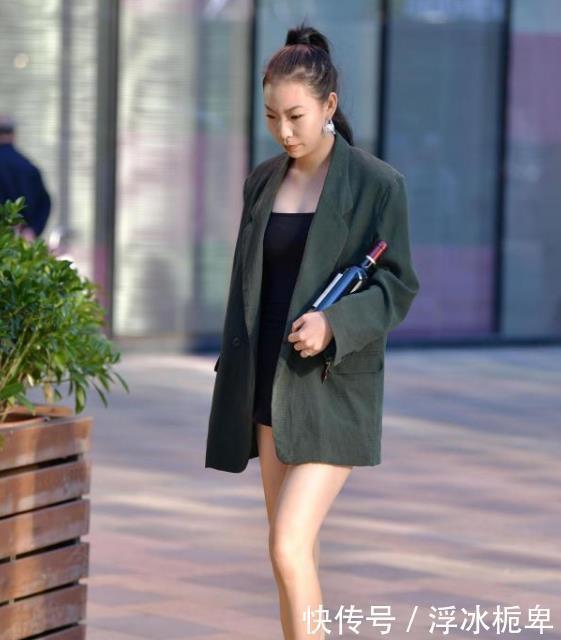  「美女」街拍美女：紧身裙穿搭，展现小姐姐优美范儿，青春时尚！