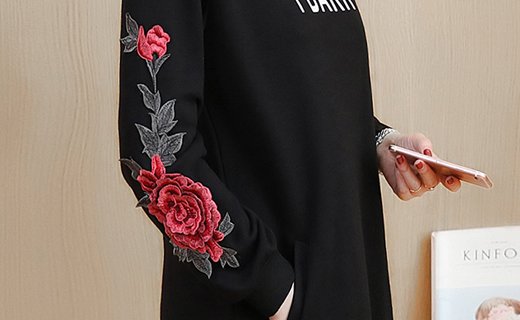 刚入9月，穿风衣太早，70后老婆穿这，卫衣搭黑裤子，美不胜收