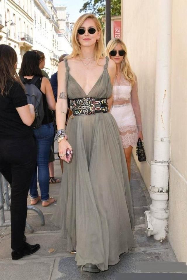 贝嫂难得豁出去真空出门凉快一下，没想到再性感也有摩登味！