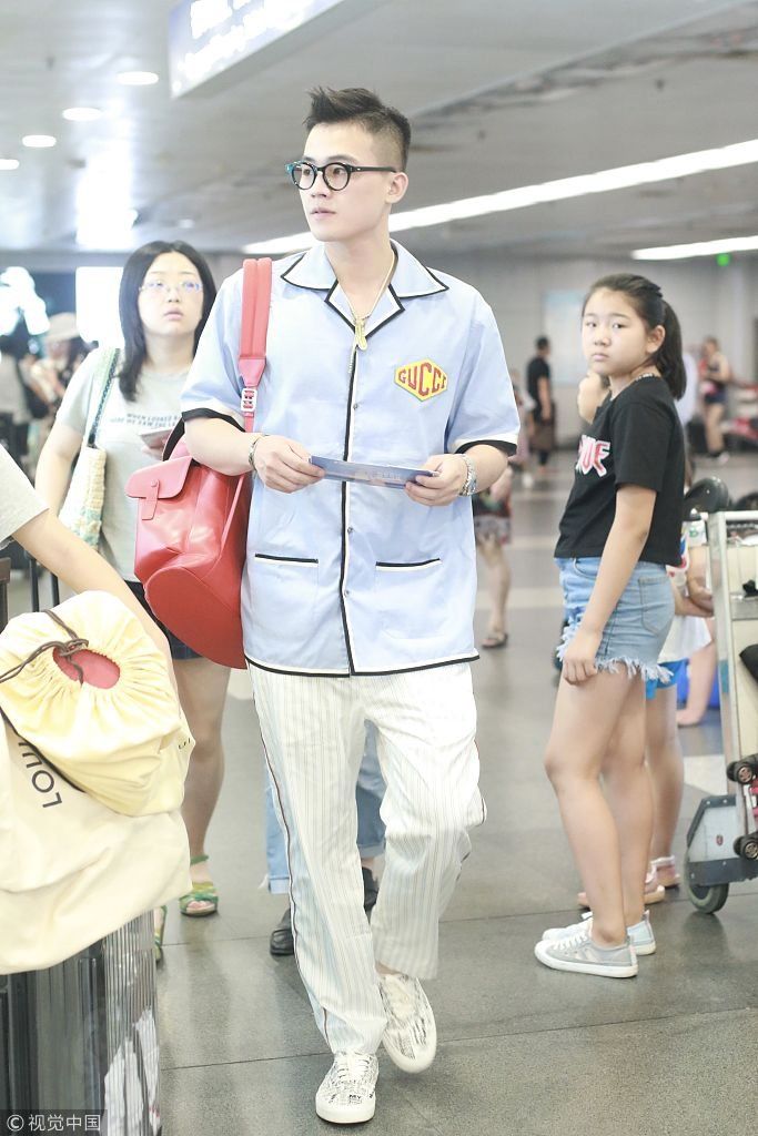 欧豪“睡衣风”亮相戴大金链子土豪范儿 架眼镜书生气拎红包吸睛