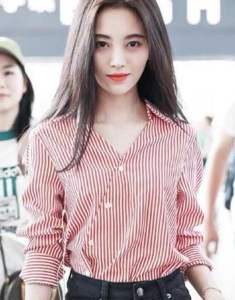 鞠婧祎机场街拍秀美腿，裤子太紧三角区被勒出形状，网友：尴尬了