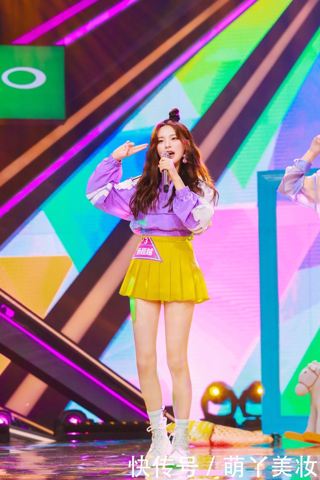 杨超越抹胸裙内穿T恤，却被吐槽“没有腰”网友：还不如不穿！