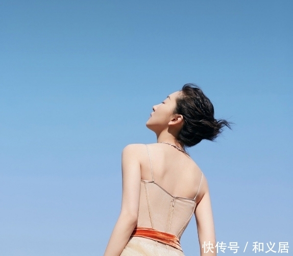 「裸色」周冬雨穿裸色纱裙大秀美背 肤白貌美娇俏可人