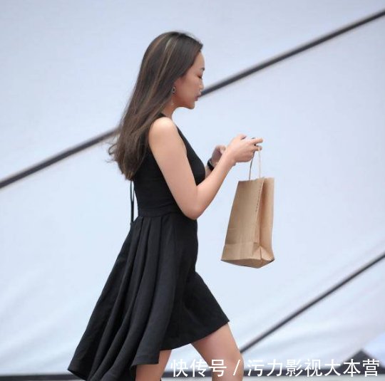 时尚街拍轻熟女的时尚穿搭，优雅又迷人！