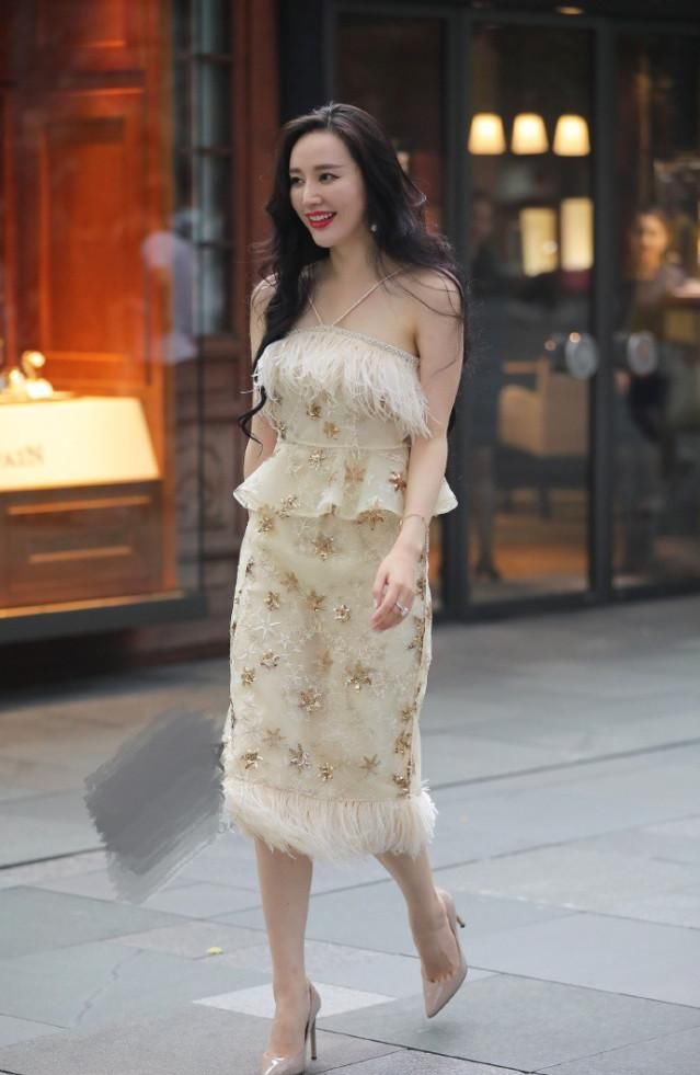 「套裙」蕾丝毛边套裙的窈窕妹子, 只能说美艳不可方物