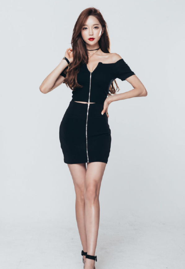 紧身包臀裙：舒适养眼的年轻妹子，身材太棒了，让人一眼难忘！