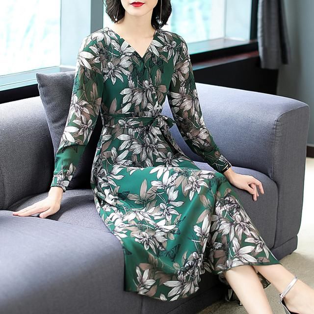 婆婆来我家，我一下子看呆了，身上穿的这冷淡裙真好看，洋气美嫩