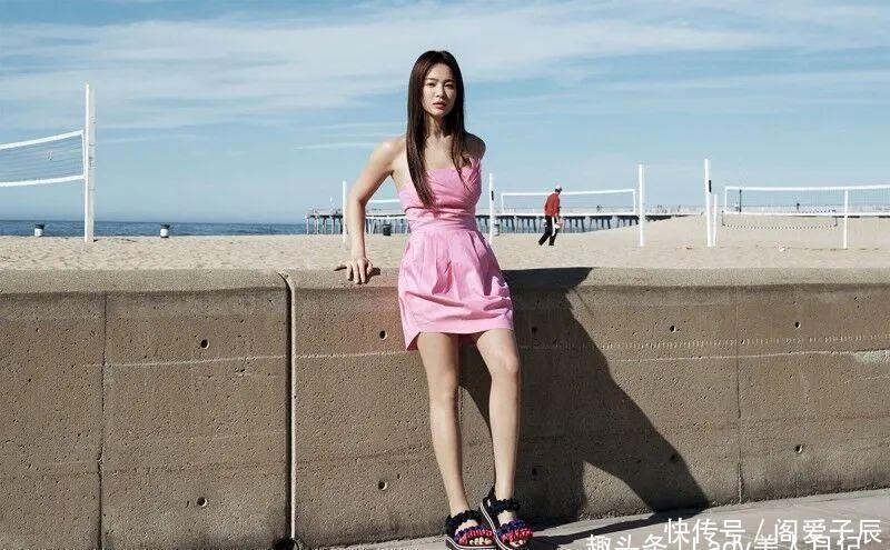  『宋慧乔』宋慧乔最新代言，不走熟女风格重返校园风，穿紧身裙丰满身材迷人