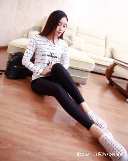 紧身打底裤的美女，小姐姐非常完美的身材，女神范十足！