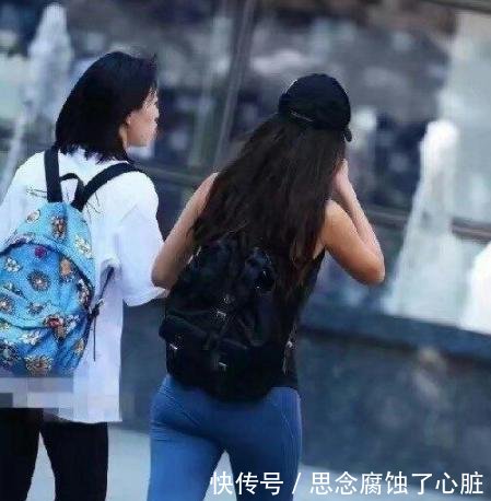 身穿牛仔裤的小姐姐，清爽优雅，彰显十足的女人味