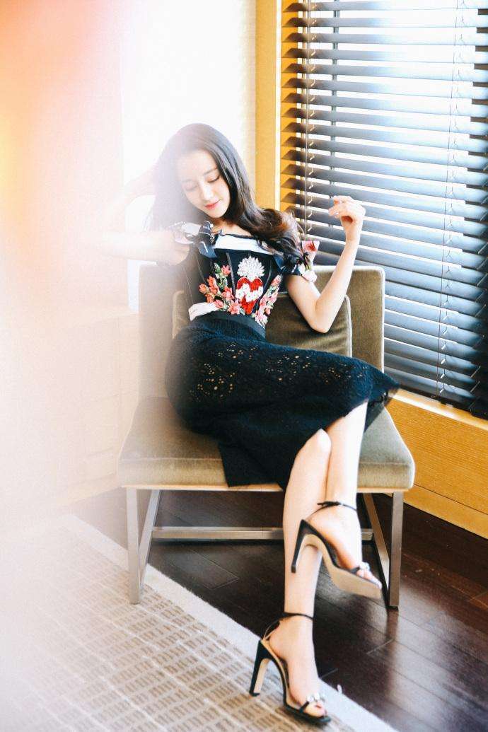 终于看清热巴的身材了, 蜂腰大胯很是吸睛, 网友: 妈我要娶她!