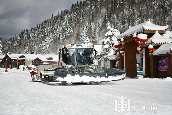 大海林局凌晨清理公路积雪 保证赴雪乡游客安全出游