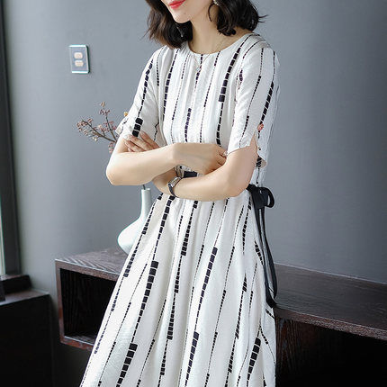 奔4女人少穿T恤，没气质!穿这样的气质型连衣裙，落落大方超减龄