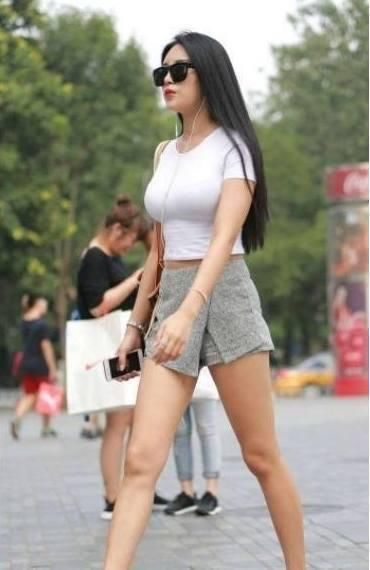 街拍：时髦人爱穿运动，是因为紧身打底裤搭配超简单！