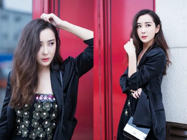 严屹宽老婆杜若溪胆真大，全身仅靠几片花瓣遮住重点，网友：性感