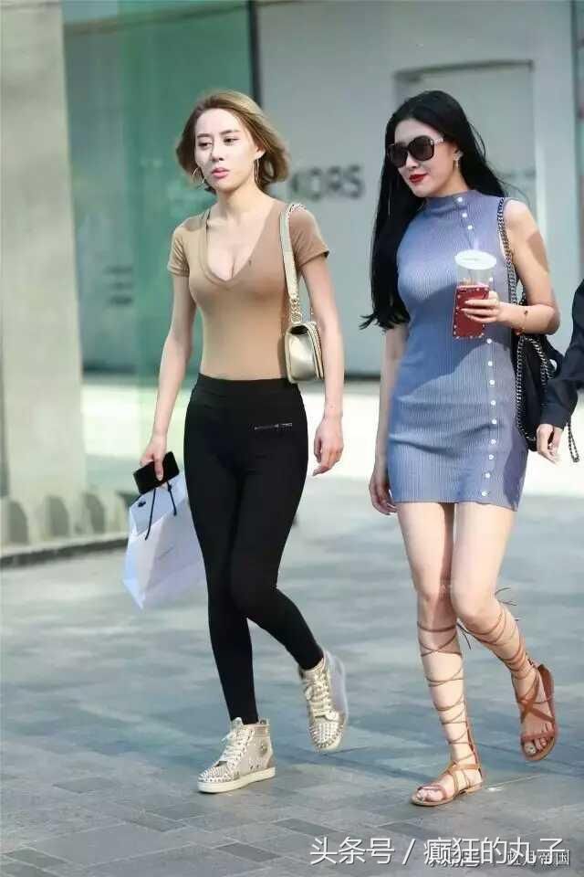 街头遇见两位美女，紧身裤VS包臀裙，究竟谁更有魅力