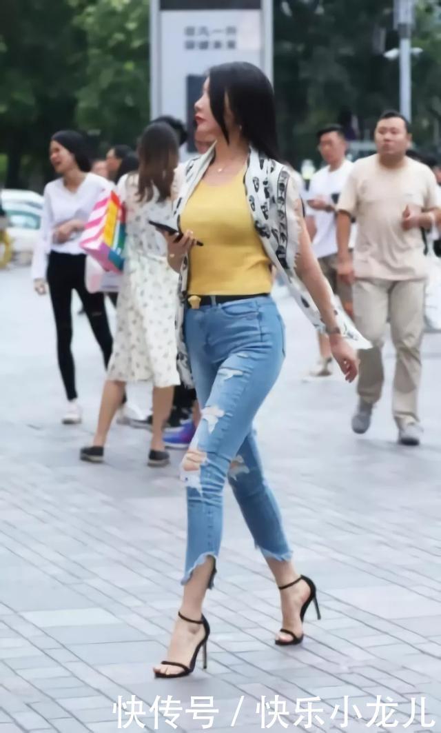  [显高]一双一字带的高跟鞋，让她看上去更加的显高，充满着无限的魅力