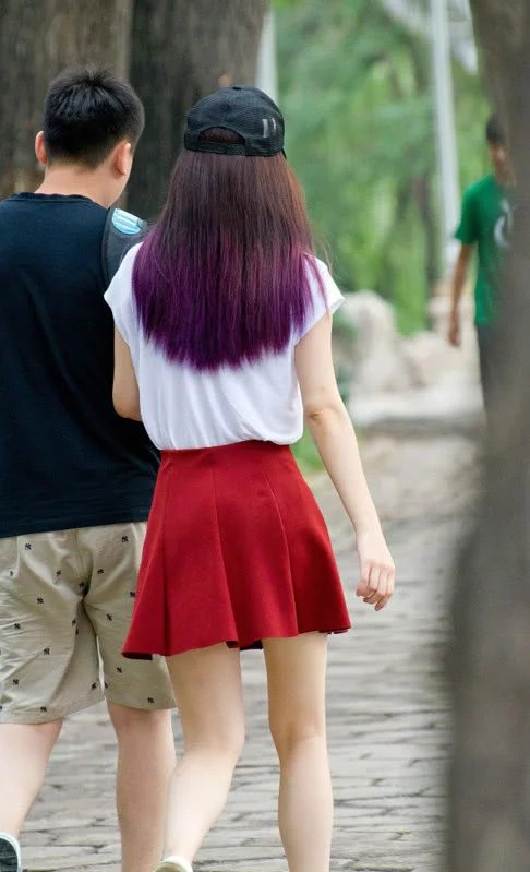 甜美小姐姐清爽靓丽的穿搭，大秀前凸后翘的身材，修长美腿吸睛无