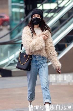 「 黄色」小姐姐穿了一双裸色的浅口高跟鞋,看着美感十足,路人街拍