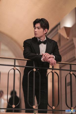 陈学冬受邀纽约时装周看秀 演绎摩登大楼下的古典